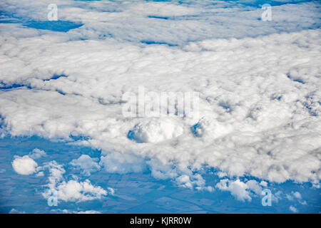 Flauschige Decke der Wolken von oben gesehen Stockfoto