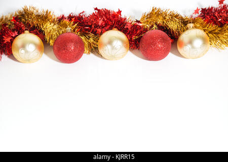 Weihnachtsschmuck aus roten und goldenen Farbe auf weißem Hintergrund - Kugeln und Lametta Stockfoto