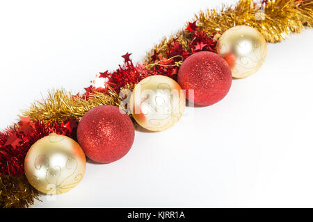 Weihnachtsschmuck rote und goldene Farbe auf weißem Hintergrund - Kugeln und Lametta Stockfoto