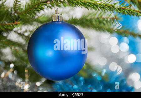Weihnachtsschmuck, eine blaue Kugel, die an den Weihnachtsbaum Stockfoto