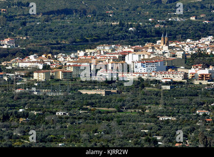 Spanisches Dorf mit weissen Häusern am Berg Stockfoto
