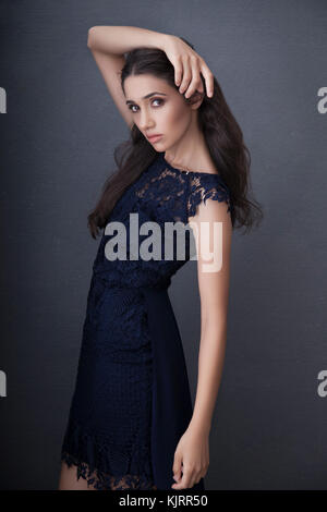 Weibliche Model in marine blau Abend Lacy Kleid mit Mode ständigen posieren. Stockfoto