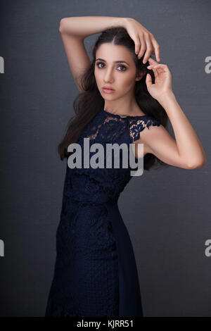 Weibliche Model in marine blau Abend Lacy Kleid mit Mode ständigen posieren. Stockfoto