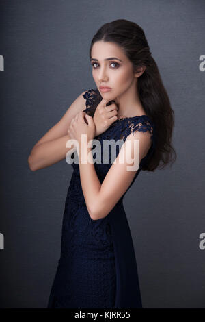 Weibliche Model in marine blau Abend Lacy Kleid mit Mode ständigen posieren. Stockfoto