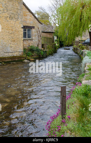 Stream Häusern vorbei in den ländlichen Dorf Bourton auf dem Wasser in den englischen Cotswolds Stockfoto