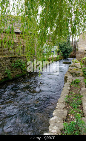 Stream Häusern vorbei in den ländlichen Dorf Bourton auf dem Wasser in den englischen Cotswolds Stockfoto