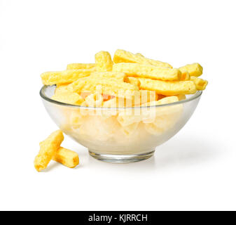 Leckere Chips in der Schüssel auf weißem isoliert. mit Freistellungspfad Stockfoto