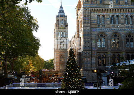 Prominente kommen zur Eröffnung der Eislaufbahn 2017 im Natural History Museum mit: Atmosphäre Wo: London, Großbritannien Wann: 25 Okt 2017 Credit: WENN Stockfoto