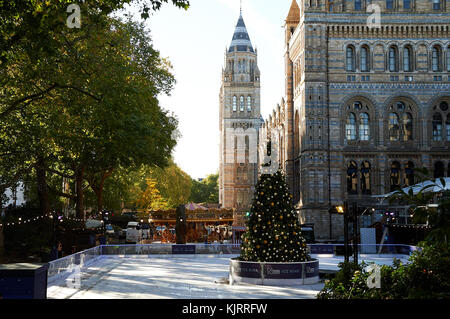 Prominente kommen zur Eröffnung der Eislaufbahn 2017 im Natural History Museum mit: Atmosphäre Wo: London, Großbritannien Wann: 25 Okt 2017 Credit: WENN Stockfoto