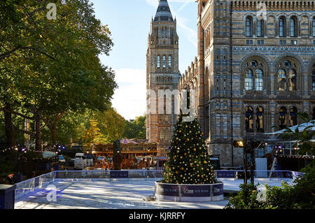 Prominente kommen zur Eröffnung der Eislaufbahn 2017 im Natural History Museum mit: Atmosphäre Wo: London, Großbritannien Wann: 25 Okt 2017 Credit: WENN Stockfoto