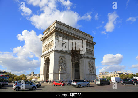 Erdgeschoss Wide Angle Shot der Arc de Triomphe in hellem Sonnenlicht Stockfoto