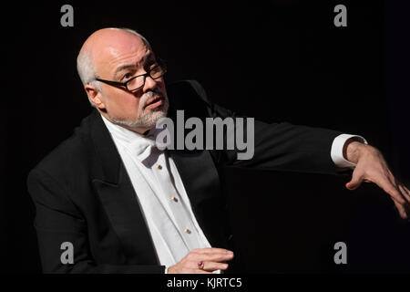 Dirigent Constantine orbelian auf der Bühne während das Orchester dirigieren Stockfoto