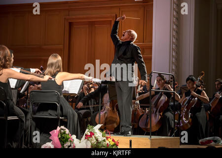 Vladimir Spivakov dirigiert das landesjugendorchester Armeniens in der Großen Halle des Moskauer Konservatoriums, Russland Stockfoto