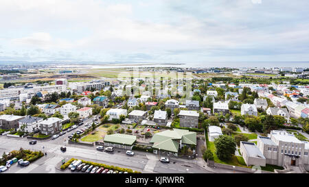 Reisen nach Island - Luftaufnahme der Nachbarschaft in der Stadt Reykjavik aus Kirche Hallgrimskirkja im Herbst Stockfoto