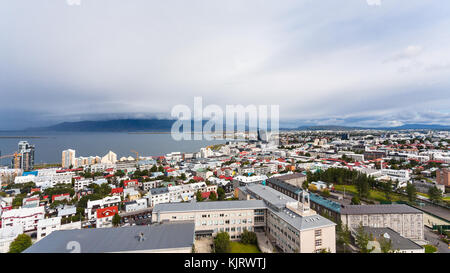 Reisen nach Island - Luftaufnahme der Stadt Reykjavik und Atlantik Küste von Kirche Hallgrimskirkja im Herbst Stockfoto