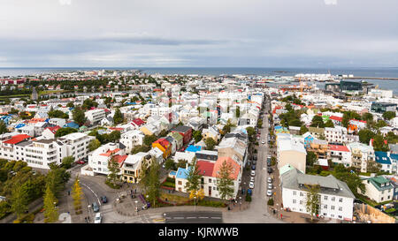 Reisen nach Island - Luftaufnahme von skolavordustigur Street und midborg Bezirk der Stadt Reykjavik aus Kirche Hallgrimskirkja im Herbst Stockfoto