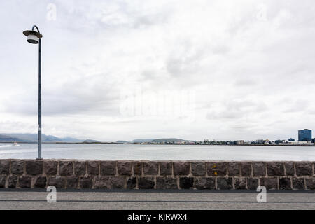 Reisen nach Island - saebraut Road an der Waterfront in Reykjavik im September Stockfoto