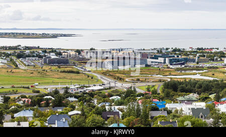 Reisen nach Island - Panoramablick über die Stadt Reykjavik und Atlantik Küste von Kirche Hallgrimskirkja im September Stockfoto