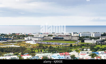 Reisen nach Island - Panoramablick über die Stadt Reykjavik und Atlantik von Kirche Hallgrimskirkja im September Stockfoto