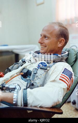 Nasa Gemini 11 bemannten Raumflüge prime crew Astronaut Charles Conrad jr. Passt in einen Raumanzug in der Pre-launch Countdown am Kennedy Space Center Launch Complex 16. september 12, 1966 in Merritt Island, Florida. (Foto: Nasa Foto über planetpix) Stockfoto