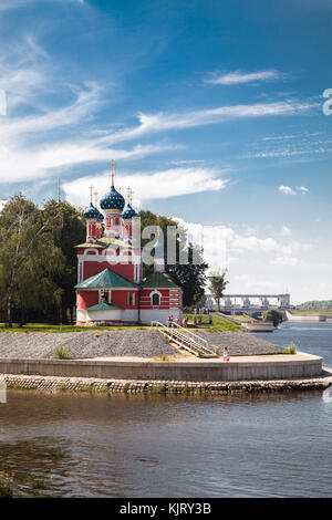 Kirche des Heiligen Demetrios auf dem Blut am Ufer der Wolga (Uglich, Russland) Stockfoto