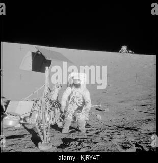 Nasa Apollo 12 Mondlandung mission Prime crew Astronaut Charles Conrad jr. Untersucht die unbemannte Raumsonde Surveyor 3 während seines zweiten Extra Vehicular Activity spacewalk auf der Mondoberfläche, 20. November 1969 in der Erdumlaufbahn. (Foto: Alan L. Bean über planetpix) Stockfoto