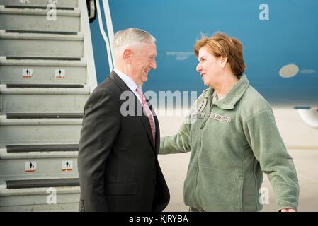 Us-Verteidigungsminister James Mattis (links) begrüßt US Air Force Northern Command Commander lori Robinson bei der Ankunft im Peterson Air Force Base November 16, 2017 in Colorado Springs, Colorado. (Foto von Amber Ich. Smith über planetpix) Stockfoto