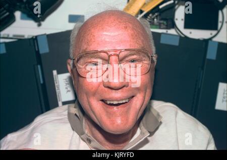 Sts-95 der NASA Space Shuttle Discovery prime crew Astronaut John Glenn nimmt ein Selbstportrait der 31. Oktober 1998 in der Erdumlaufbahn. (Foto von John Glenn jr. über planetpix) Stockfoto