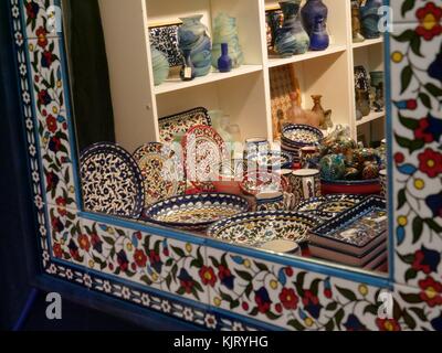 Keramikplatten für Verkauf auf dem Weihnachtsmarkt in Kingston upon Thames, London, November 2017 Stockfoto