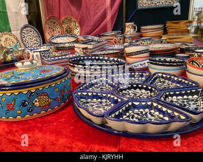 Keramikplatten für Verkauf auf dem Weihnachtsmarkt in Kingston upon Thames, London, November 2017 Stockfoto