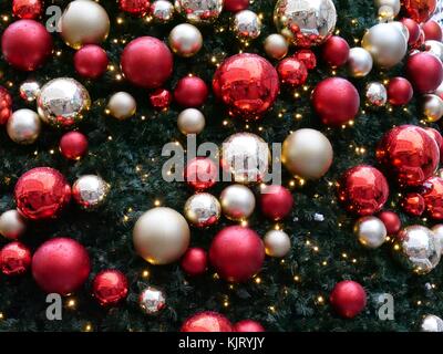 Weihnachtsbaum in Kingston upon Thames Street Market - November 2017. Stockfoto