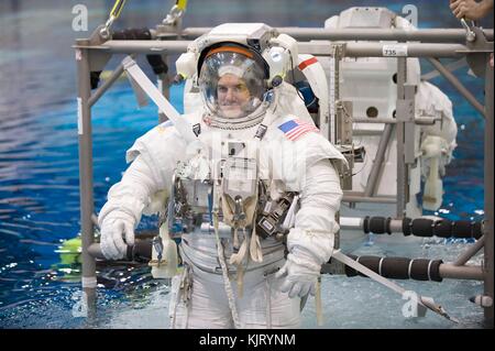 Nasa Space Shuttle Atlantis International Space Station sts-135 Mission prime Besatzungsmitglied amerikanische Astronaut Rex Walheim in Unterwasser spacewalk Training am Johnson Space Center Neutral Buoyancy Laboratory 22. November teil, 2010 in Houston, Texas. (Foto von Robert markowitz über planetpix) Stockfoto