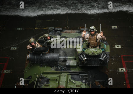 Us Marine Corps Soldaten ein amphibisches Fahrzeug auf dem Deck der US Navy Whidbey Island-Klasse amphibische Landung dock Schiff USS Ashland während der Übung blaue chromit am 1. November 2017 in Okinawa, Japan. (Foto von Aaron s. Patterson über planetpix) Stockfoto