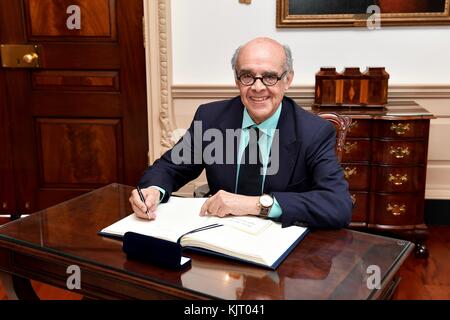 Der peruanische Außenminister Victor Ricardo Luna Mendoza unterzeichnet das Gästebuch im US-Außenministerium am 21. November 2017 in Washington, DC. (Foto: Außenministerium Foto: Planetpix) Stockfoto