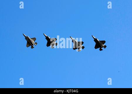 Us Marine Corps b f-35 Lightning ii Stealth Fighter Flugzeuge fliegen in Formation über das Marine Corps Air Station iwakuni November 9, 2017 in iwakuni, Japan. (Foto durch neysa Huertas chinone über planetpix) Stockfoto