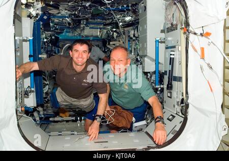 Der amerikanische Astronaut Rex Walheim (links) und der deutsche Astronaut Hans Schlegel von der Europäischen Weltraumorganisation gehen an Bord der Internationalen Raumstation, nachdem er am 9. Februar 2008 das Space Shuttle Atlantis in die Erdumlaufbahn angedockt hatte 122. (Foto: NASA, Foto über Planetpix) Stockfoto