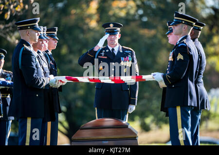 Us-Armee Ehrengarde Soldaten führen eine militärische Begräbnis für die US-Armee Soldat bryan Schwarz am Arlington National Cemetery Oktober 30, 2017 in Arlington, Virginia. Schwarz gestorben von Wunden während der Feind Kontakt in Niger. (Foto von Elizabeth Fraser über planetpix) Stockfoto