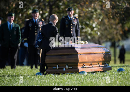 Us-Armee Ehrengarde Soldaten führen eine militärische Begräbnis für die US-Armee Soldat bryan Schwarz am Arlington National Cemetery Oktober 30, 2017 in Arlington, Virginia. Schwarz gestorben von Wunden während der Feind Kontakt in Niger. (Foto von Elizabeth Fraser über planetpix) Stockfoto