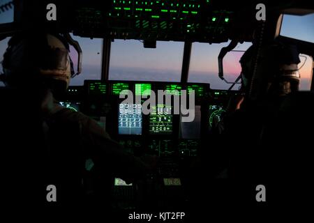 Blick aus dem Cockpit wie zwei US Marine Corps Piloten fliegen ein US Marine Corps kc-130j Hercules Transportflugzeuge in der Nacht über die Marine Corps Air Station iwakuni Oktober 26, 2017 in iwakuni, Japan. (Foto von Gabriela GARCIA-HERRERA über planetpix) Stockfoto