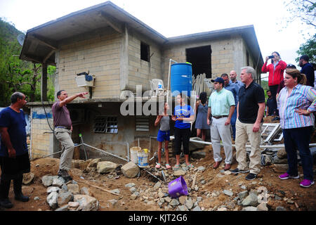 Usa maryland Kongressabgeordneten Anthony Brown (Zweite von links), Puerto Rican Gouverneur ricardo Rossello, US-Repräsentantenhaus Mehrheit Führer Kevin mccarthy und Puerto Rican resident Kommissar jenniffer Gonzalez-Doppelpunkt ein beschädigtes Haus entlang der vivi Fluß während der Hilfsmaßnahmen in den Wirbelsturm maria Oktober 27, 2017 in Utuado, Puerto Rico. (Foto von Steven shepard über planetpix) Stockfoto