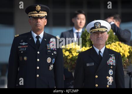 Vereinten Nationen und die US-Streitkräfte korea Befehl commander Vincent Brooks (links) und US Pacific commander Harry Harris stand auf Aufmerksamkeit während eines südkoreanischen Ehrengarde Feierstunde im Ministerium der Verteidigung am 28. Oktober 2017 in Seoul, Südkorea. (Foto von Amber Ich. Smith über planetpix) Stockfoto