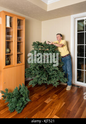 Ältere Menschen zusammen, künstlicher Weihnachtsbaum für Weihnachten Stockfoto