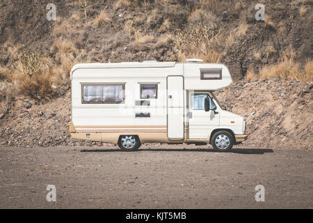 Vintage camping Bus, rv Camper in Wüste Landschaft, Stockfoto