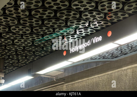 Die Decke ist mit filmspulen an der U-Bahn Station in La an Hollywood und weinstock eingerichtet Stockfoto