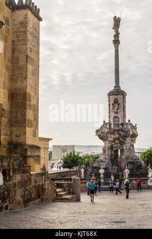 Triunfo de San Rafael, Triumph von St. Raphael Denkmal, Schutzengel, 1765, Puerta del Puente, Córdoba, Andalusien, Spanien Stockfoto