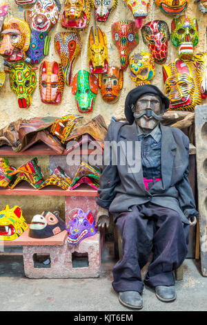 Traditionelle Masken und die maya-gottheit Maximón in einem Souvenirladen in Antigua   Guatemala Stockfoto