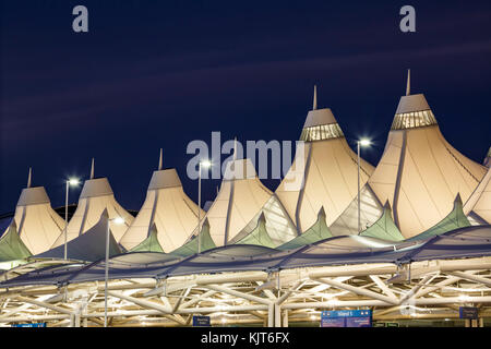 "Gfk-Zelt" Dach (durch Fentress Bradburn Architekten), Jeppesen Terminal Gebäude, Denver International Airport (DIA), Denver, Colorado, USA Stockfoto