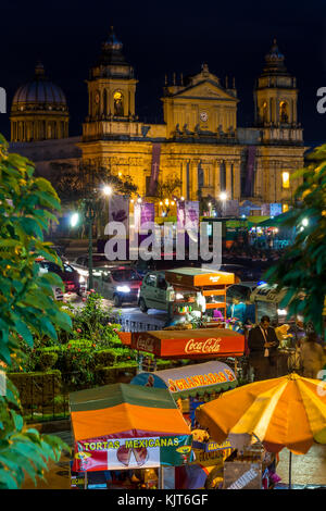 Straßenhändler in der Metropolitankathedrale in der Karwoche in Guatemala-Stadt Stockfoto