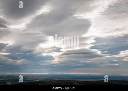 Lenticular Wolkenformationen über der Ostküste von Schottland. 28. Oktober 2017 Stockfoto