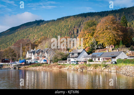 Die touristischen Dorf Kenmore, an den Ufern des Loch Tay in den Highlands von Schottland. 25. Oktober 2017. Stockfoto